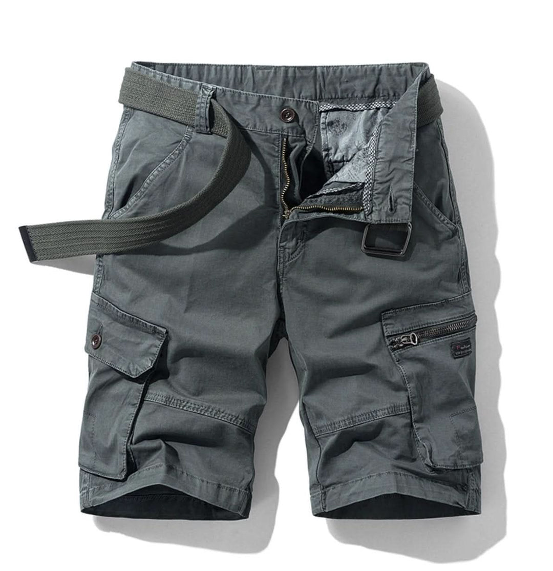 Bermudas cargo de hombre con bolsillos laterales y traseros, ideales para uso diario y un look utilitario.
