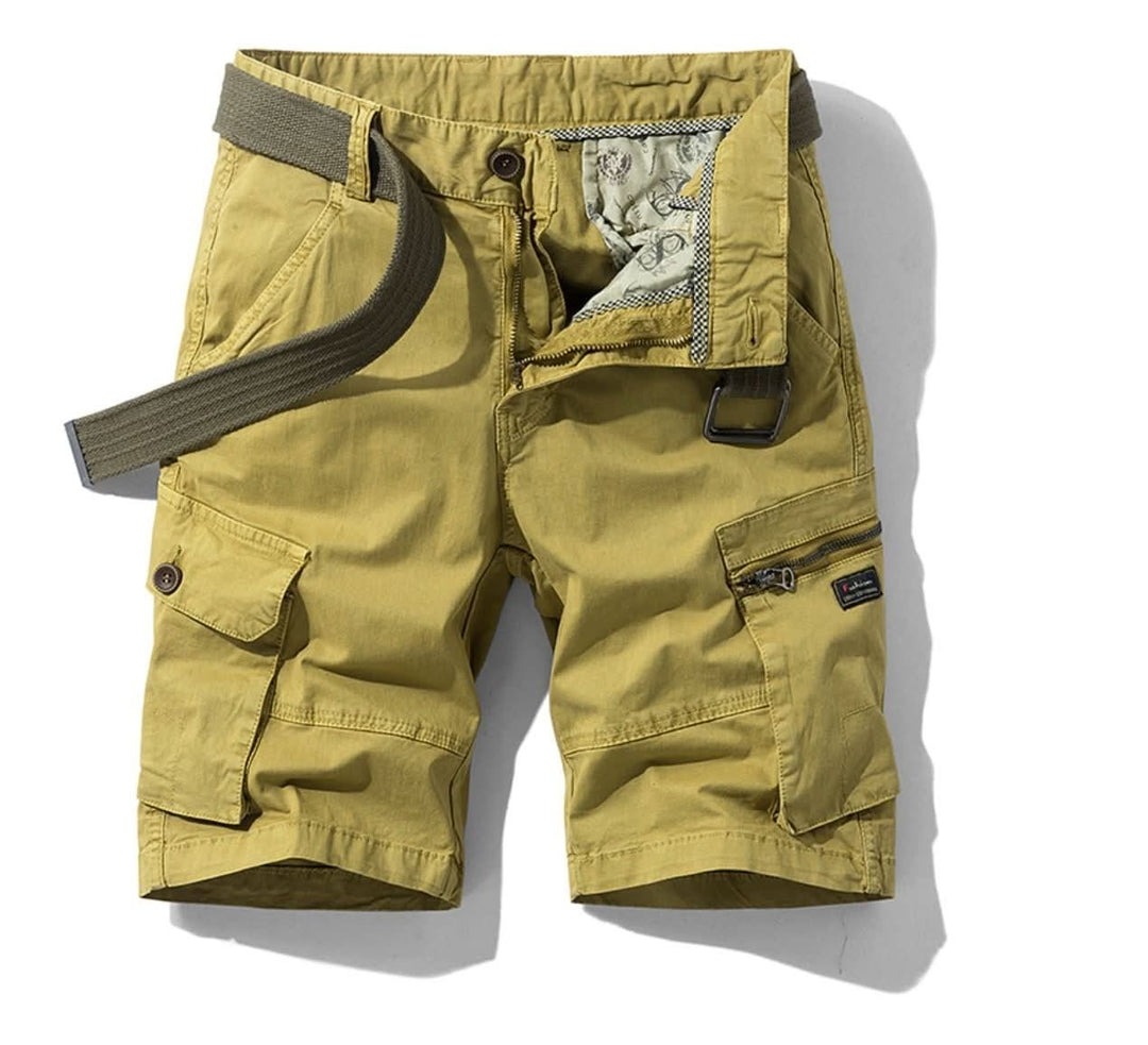 Moda masculina: pantalones cortos cargo cómodos, corte relajado. Ideales para actividades casuales y aire libre.
