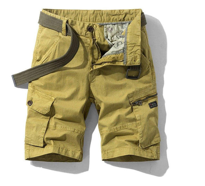 Moda masculina: pantalones cortos cargo cómodos, corte relajado. Ideales para actividades casuales y aire libre.