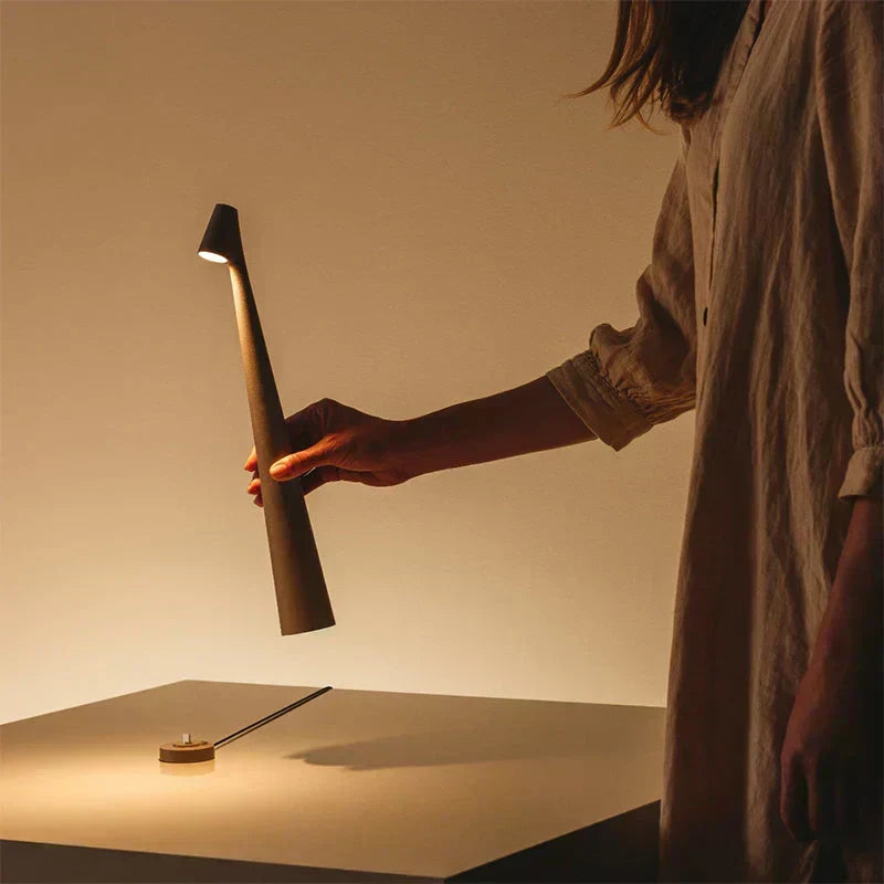Lámpara de mesa inalámbrica LED nórdica, regulable. Perfecta para decoración del hogar y ambiente.