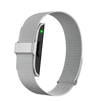 Pantalla de smartwatch AeroPulse X Pro mostrando datos de pasos, calorías quemadas y distancia recorrida.