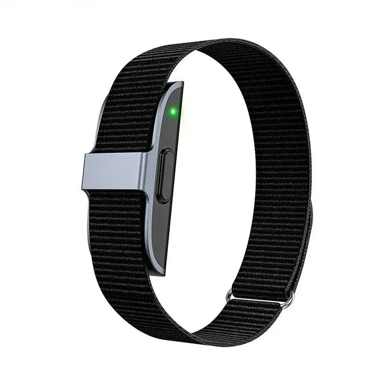 Hombre usando smartwatch AeroPulse X Pro en gimnasio, monitoreando su ritmo cardíaco durante el ejercicio.