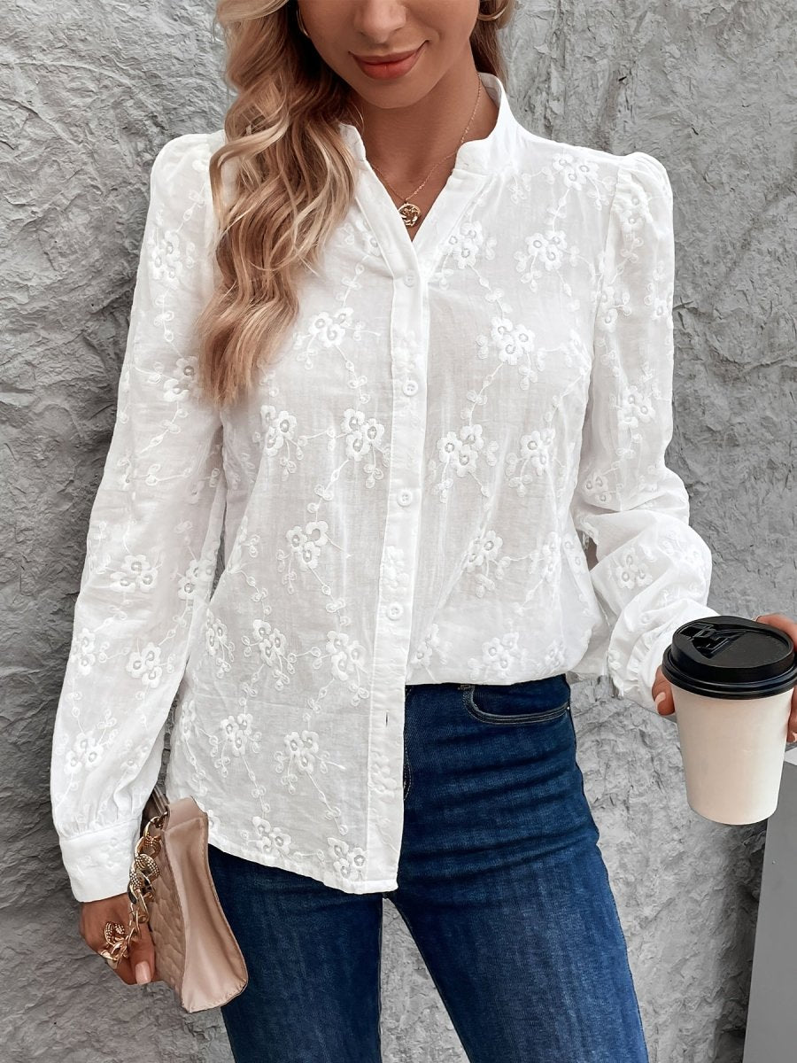 Blusa elegante blanca para mujer con caída fluida, ideal para oficina o un look casual chic.