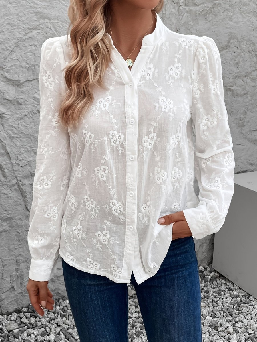Blusa blanca para mujer, sofisticada y cómoda, con manga y caída fluida para un look chic.