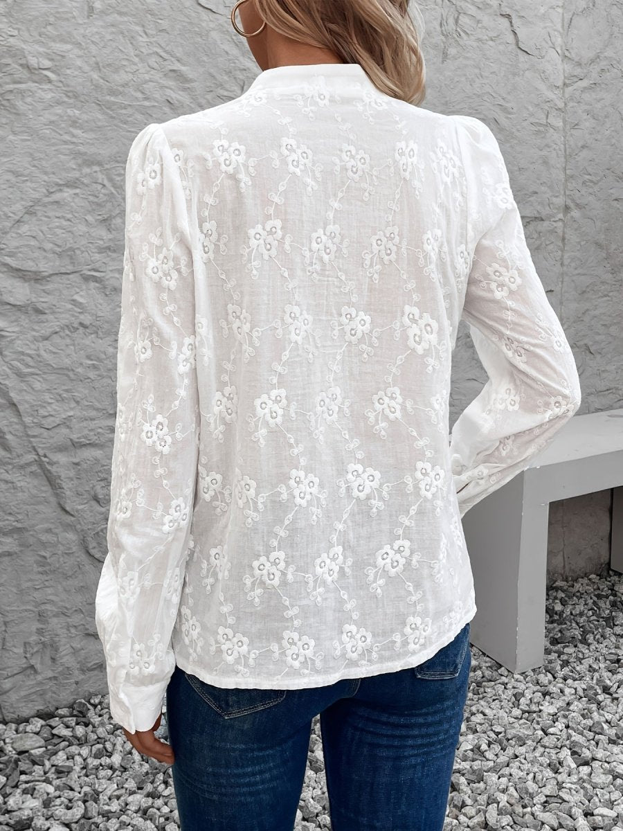 Blusa de moda blanca para mujer, estilo fluido y versátil, perfecta para la oficina y eventos.