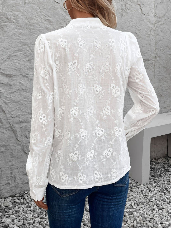 Blusa de moda blanca para mujer, estilo fluido y versátil, perfecta para la oficina y eventos.