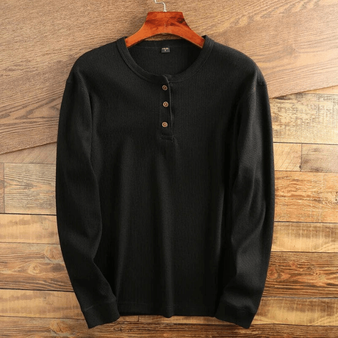 Cómoda camiseta Henley de hombre con textura waffle. Básica y versátil para cualquier atuendo casual.