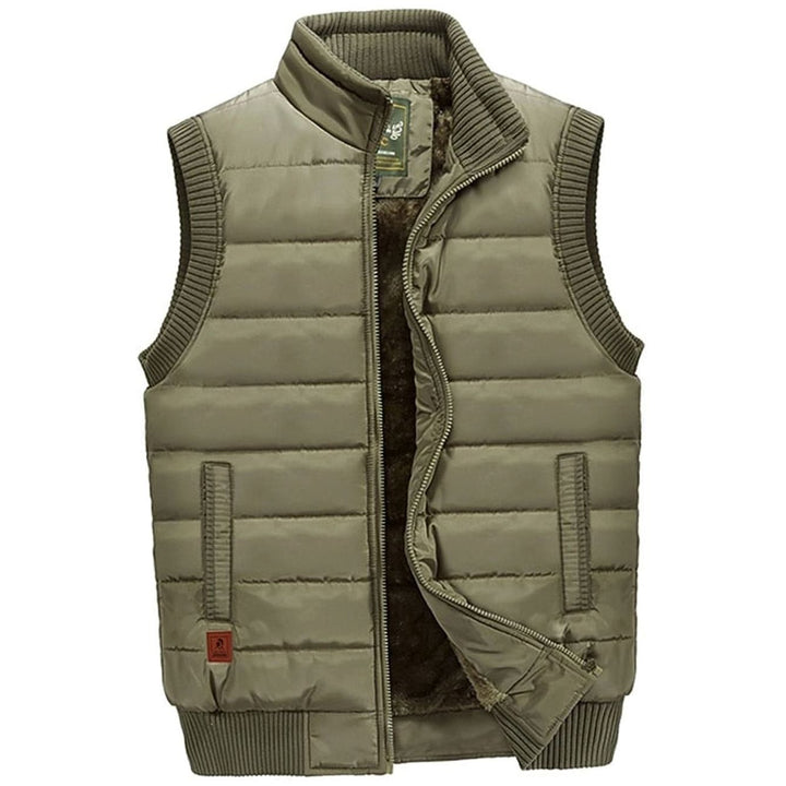 Chaleco acolchado casual para hombre. Diseño sin mangas, cuello alto y forro polar. Ropa cómoda de invierno para exterior.