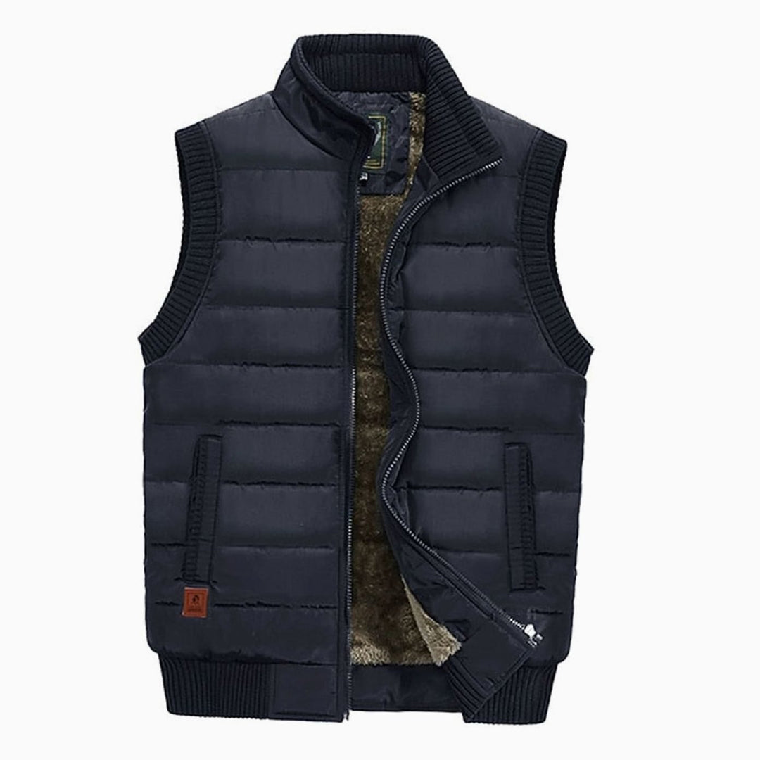 Chaleco acolchado de hombre con forro polar, cuello alto. Versátil abrigo sin mangas para look casual o exterior invernal.