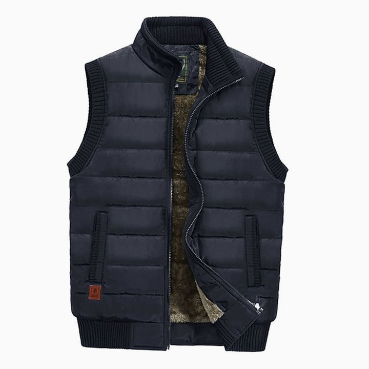 Chaleco acolchado de hombre con forro polar, cuello alto. Versátil abrigo sin mangas para look casual o exterior invernal.