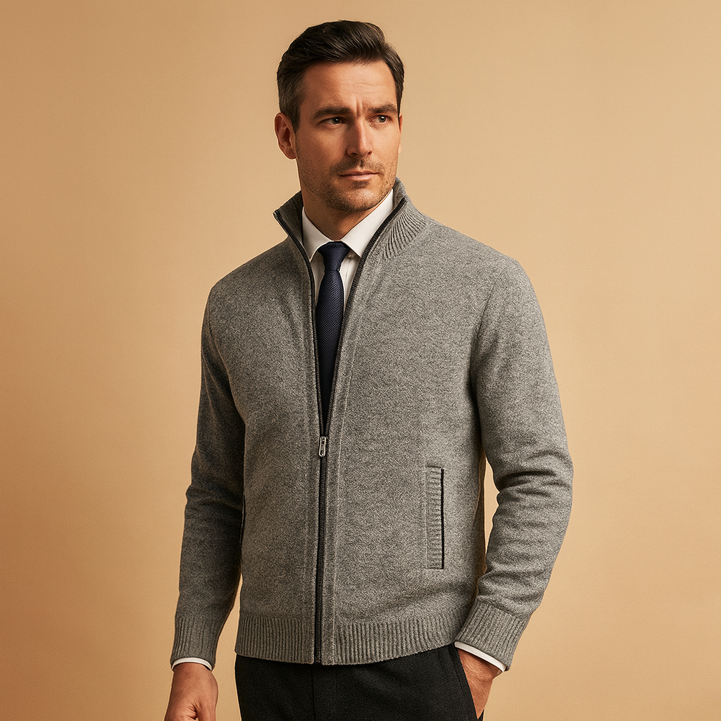 Hombre vistiendo cárdigan de punto con cremallera. Ropa masculina elegante para estilo casual y versátil.