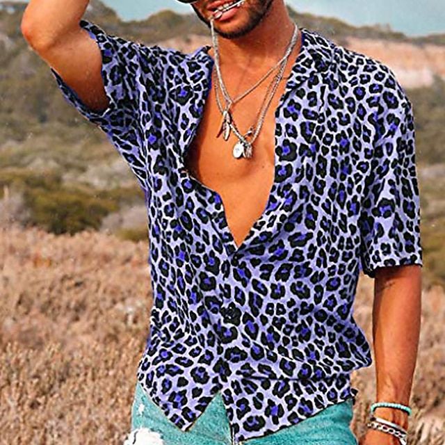 Polo camisa hombre con estampado leopardo. Ropa masculina cómoda para estilo casual veraniego y playa.