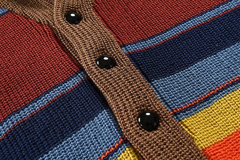 Prenda de punto masculina: jersey multicolor moderno, perfecto para un look urbano en invierno.