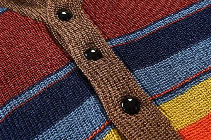 Prenda de punto masculina: jersey multicolor moderno, perfecto para un look urbano en invierno.