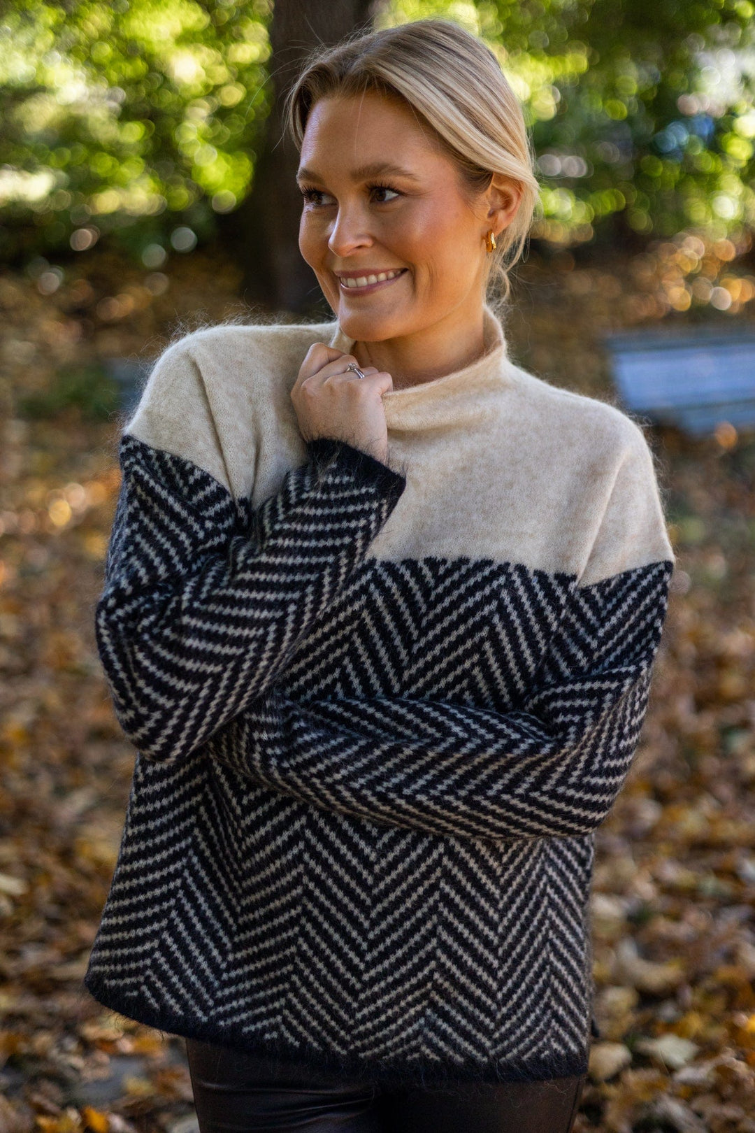 Look moderno con este suéter bicolor de algodón y cuello alto para mujer. Ideal para otoño e invierno.