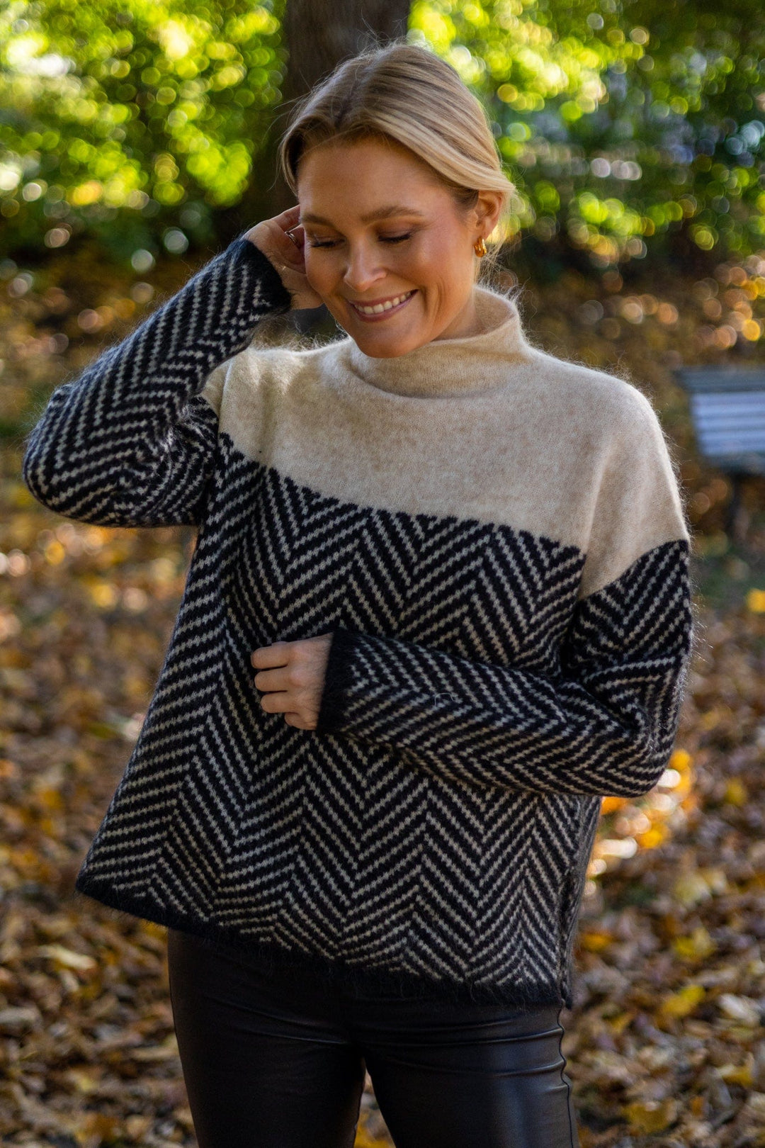 Suéter de algodón bicolor con cuello alto para mujer, prenda esencial de moda para el guardarropa de invierno.