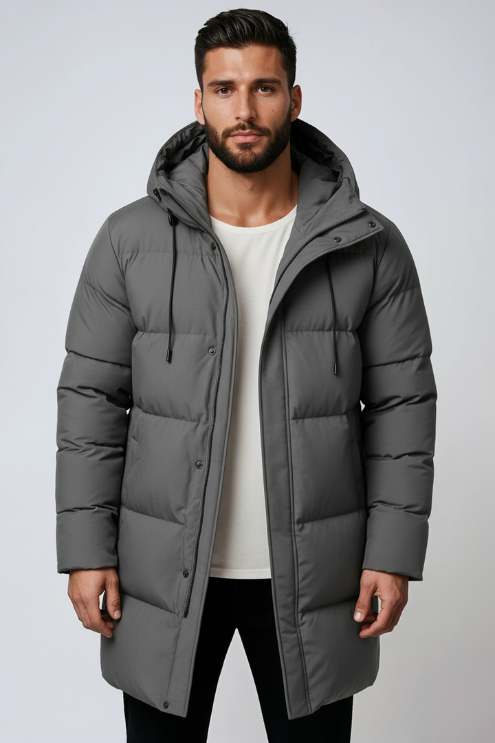 Abrigo de hombre largo con capucha, cálido y moderno, ideal para el frío invierno urbano.