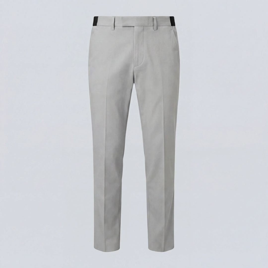 Hombre joven con pantalones de vestir modernos, elásticos, antiarrugas, ideales para trabajar o eventos.