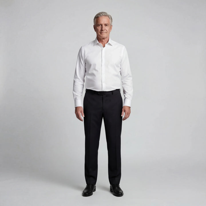 Hombre vistiendo pantalones de vestir modernos, elásticos y antiarrugas, para un look elegante casual.