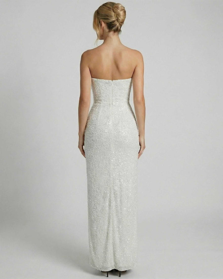 Modelo luciendo vestido maxi blanco sin tirantes con elegante cuello drapeado, perfecto para bodas o fiestas formales.