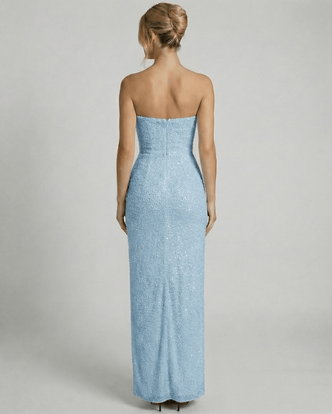 Vestido formal maxi azul claro sin tirantes para mujer, con elegante silueta columna. Perfecto para eventos de noche.
