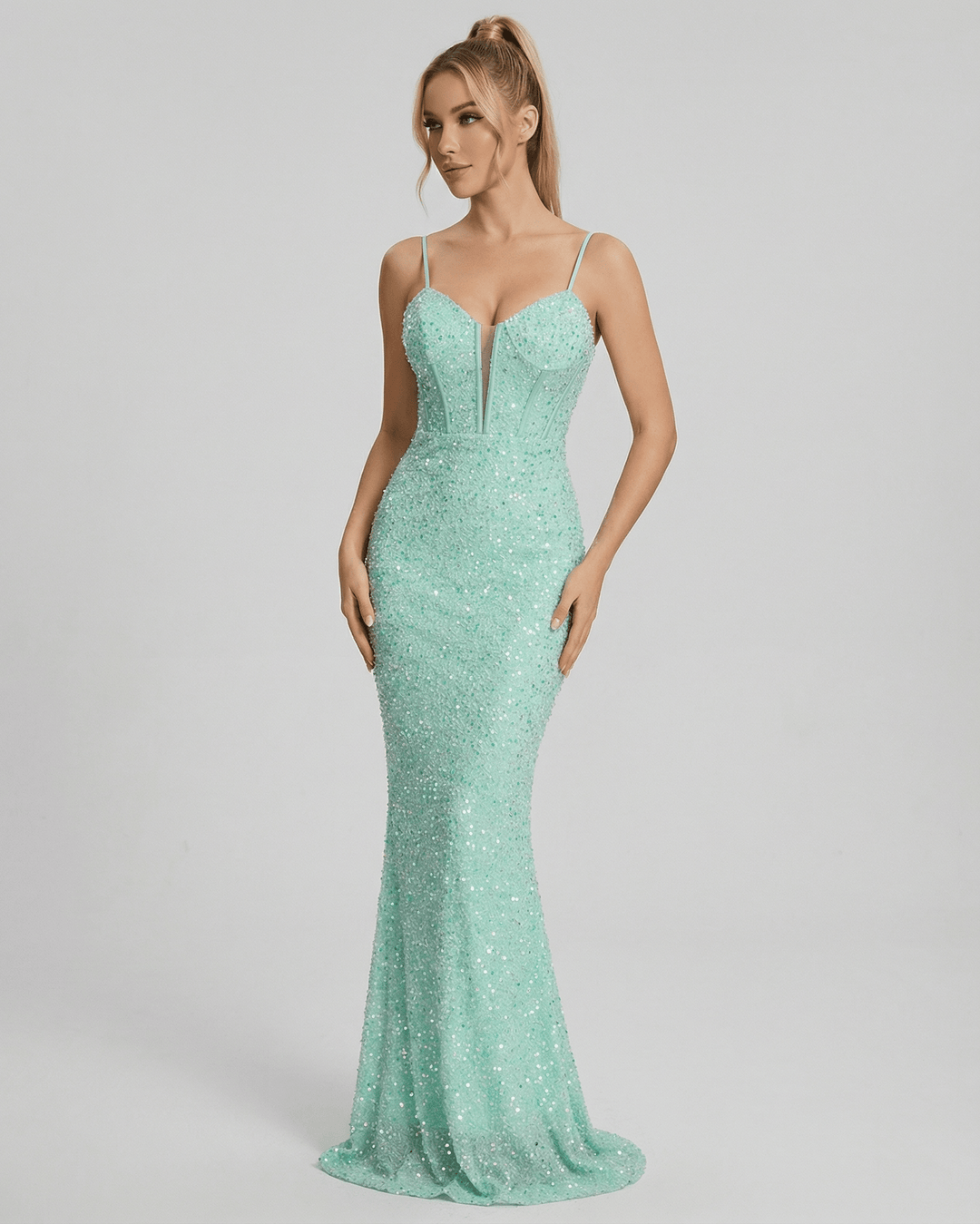 Elegante vestido maxi celeste para mujer con lentejuelas brillantes. Escote profundo, estilo sirena, ideal para noche.