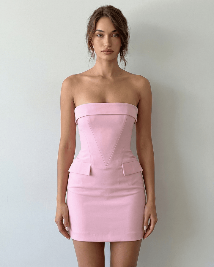 Vestido de fiesta rosa ajustado sin tirantes, perfecto para eventos de noche y verano chic.