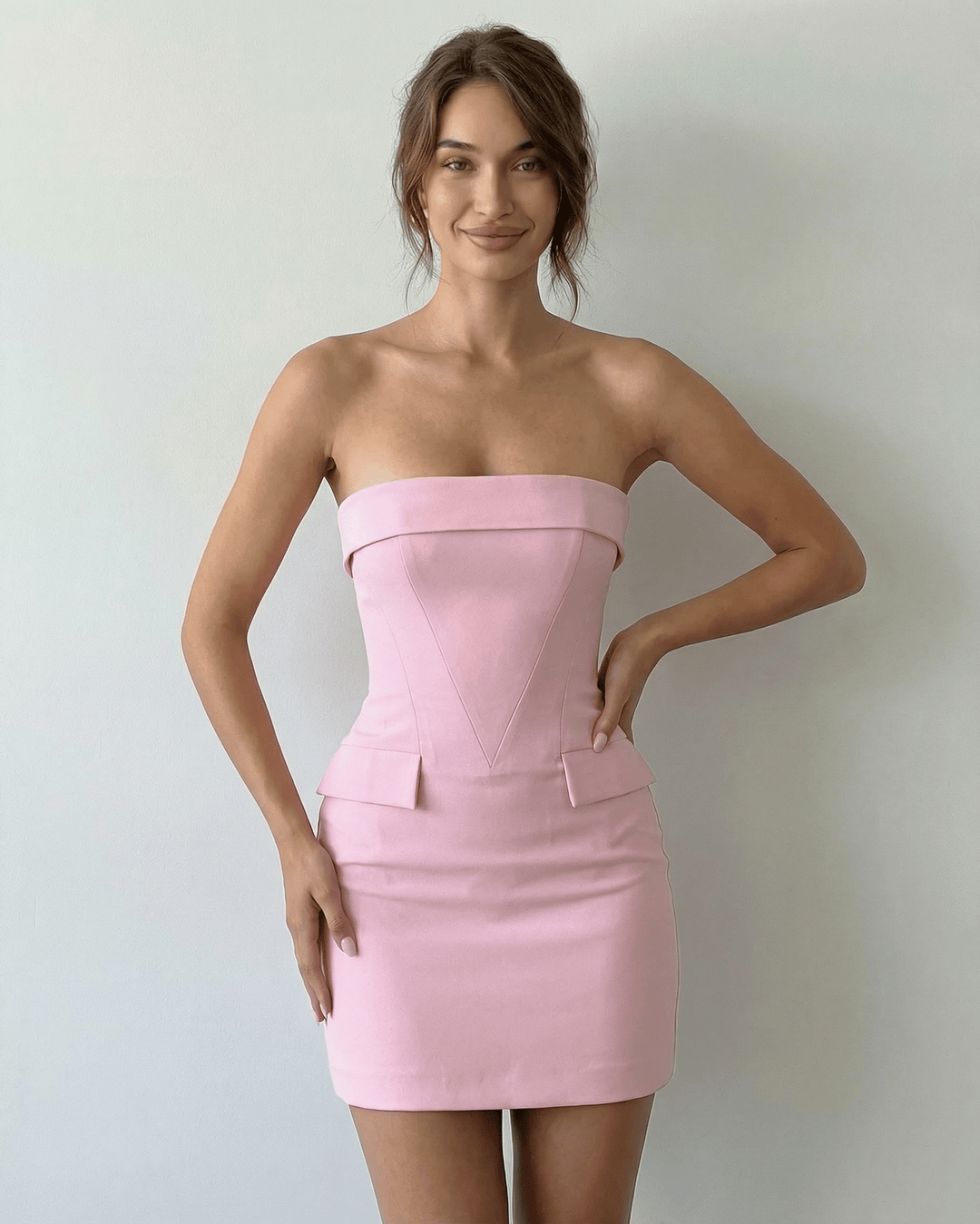Moda femenina: vestido mini rosa elegante sin tirantes con silueta ajustada para mujer.