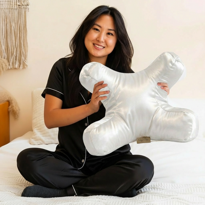 Máximo confort con almohada de satén. Ergonómica, antiarrugas y antifrizz para tu piel y cabello.