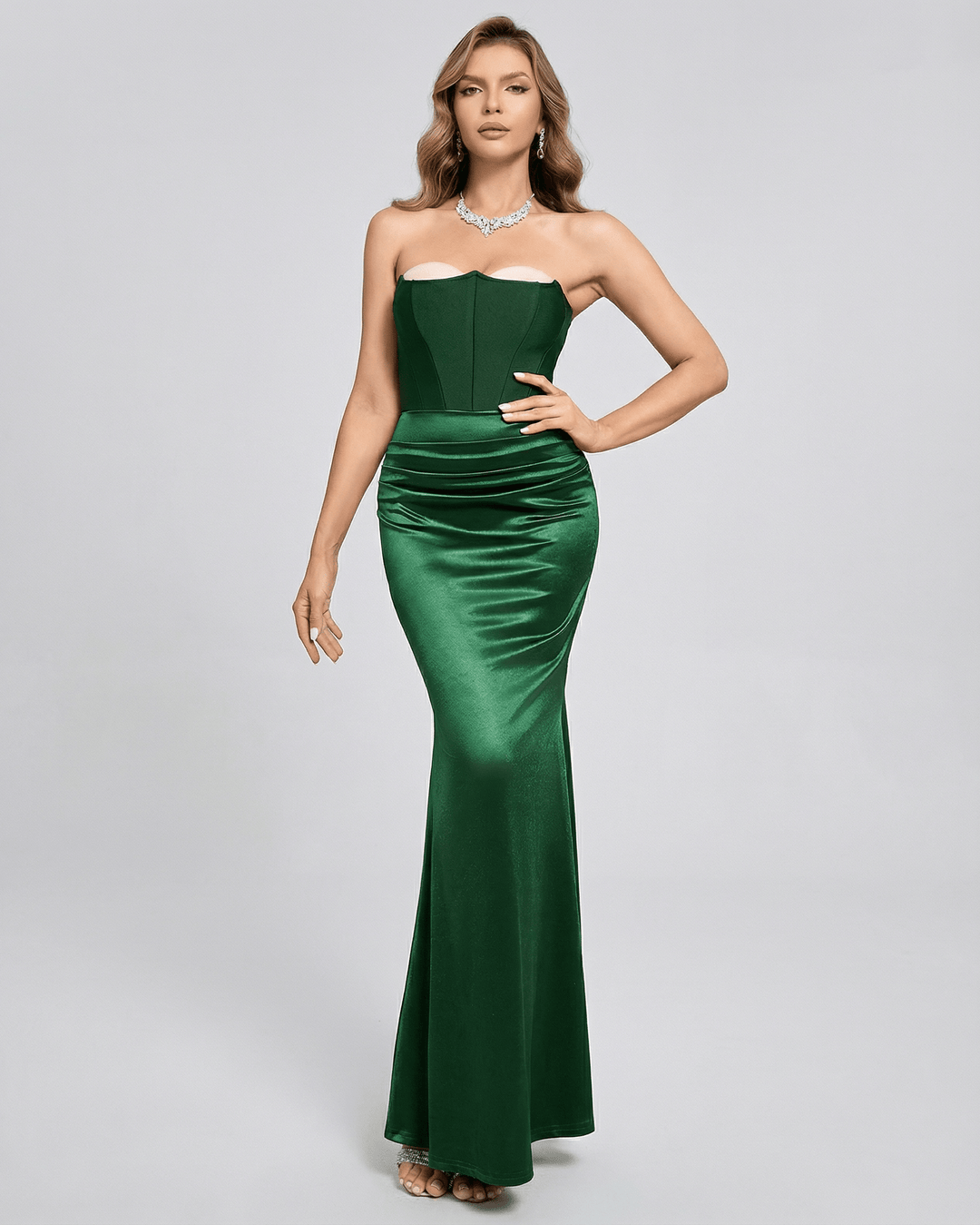 Vestido maxi celeste sin tirantes, corte ajustado, ideal para noches especiales y fiestas. Elegante y moderno.