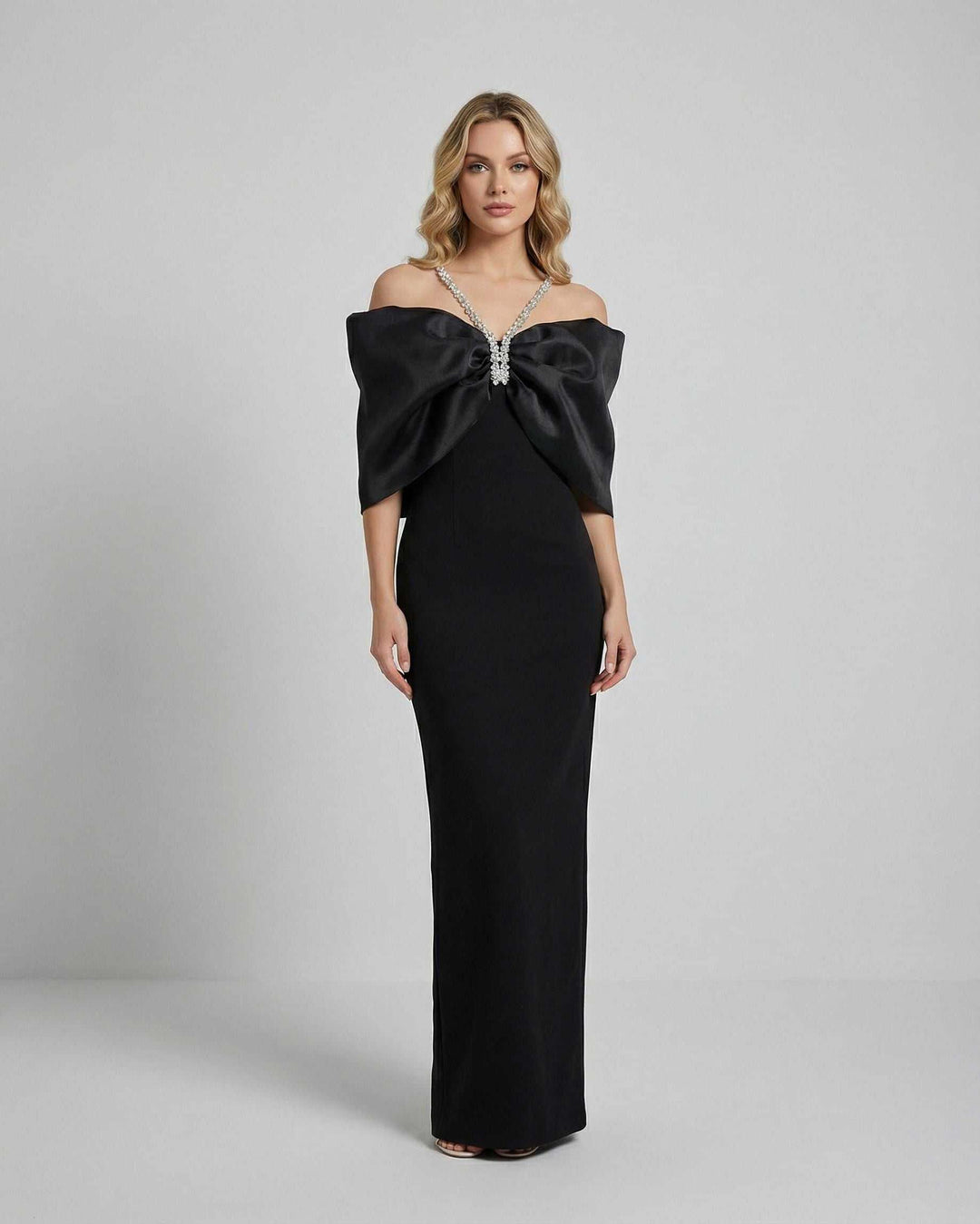 Vestido maxi celeste elegante para mujer con hombros descubiertos y lazo dramático. Ideal para fiestas.