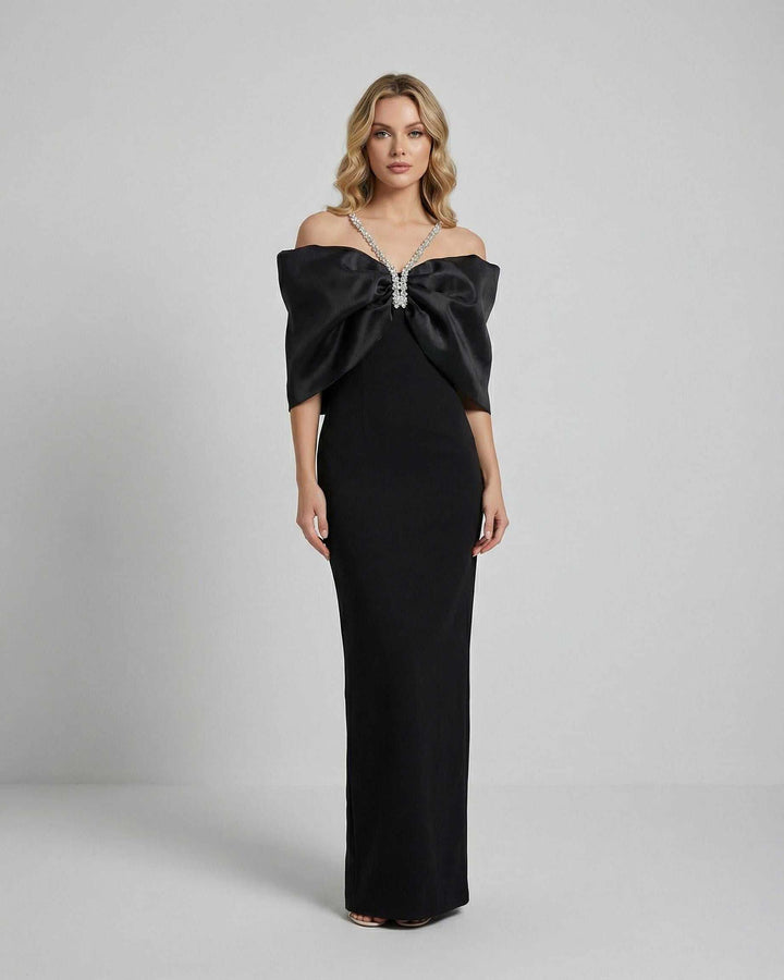 Vestido maxi celeste elegante para mujer con hombros descubiertos y lazo dramático. Ideal para fiestas.