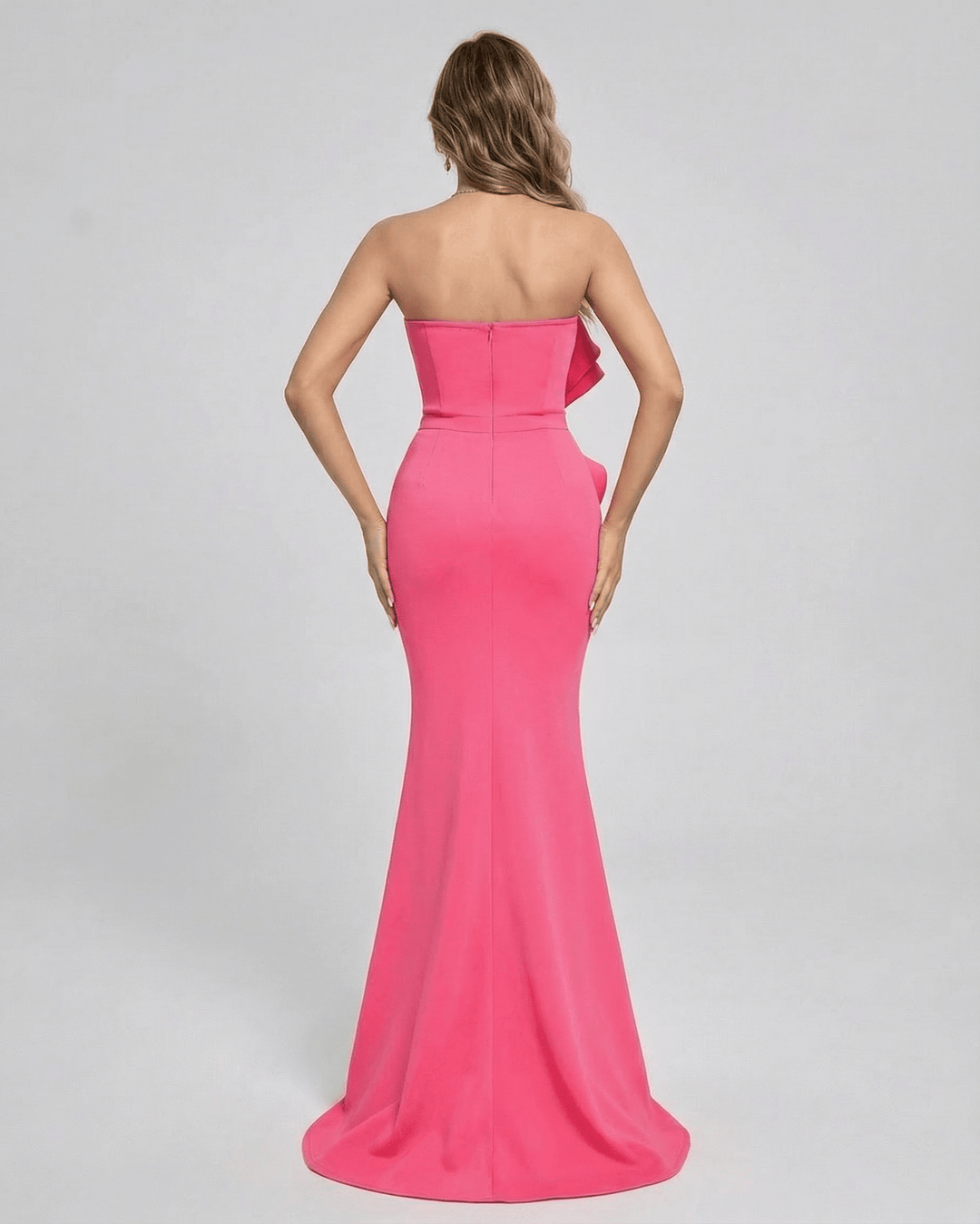 Mujer con vestido maxi azul claro sin tirantes y volantes delicados. Estilo elegante.