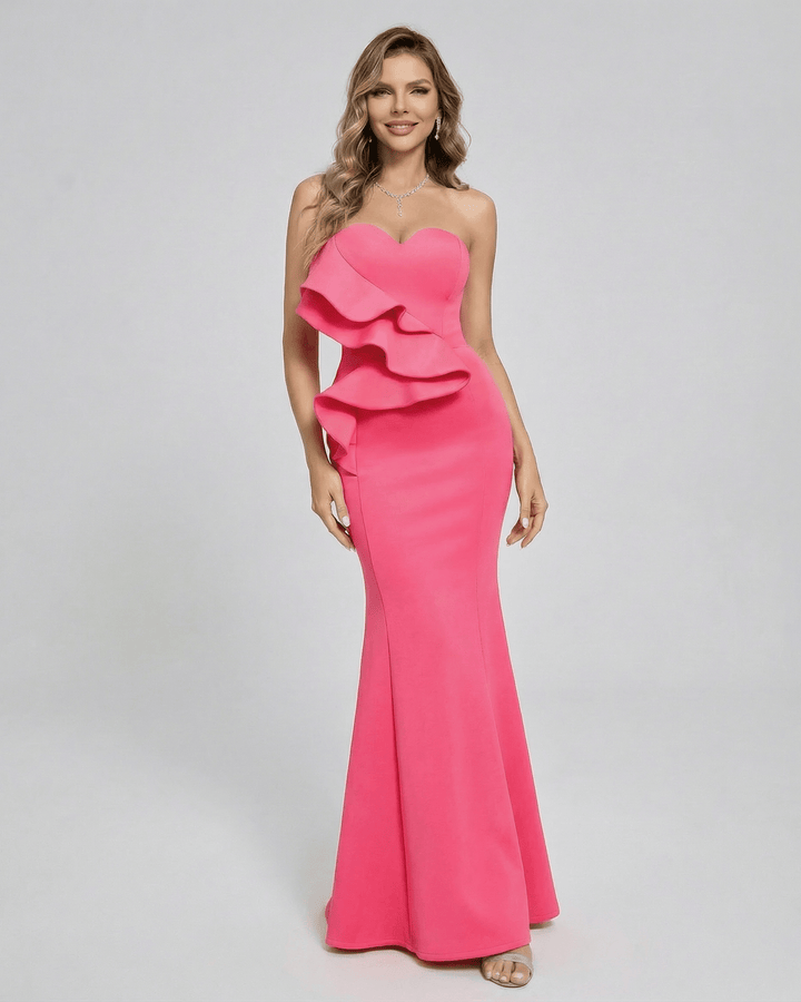 Vestido largo formal celeste con volantes, perfecto para eventos elegantes femeninos.