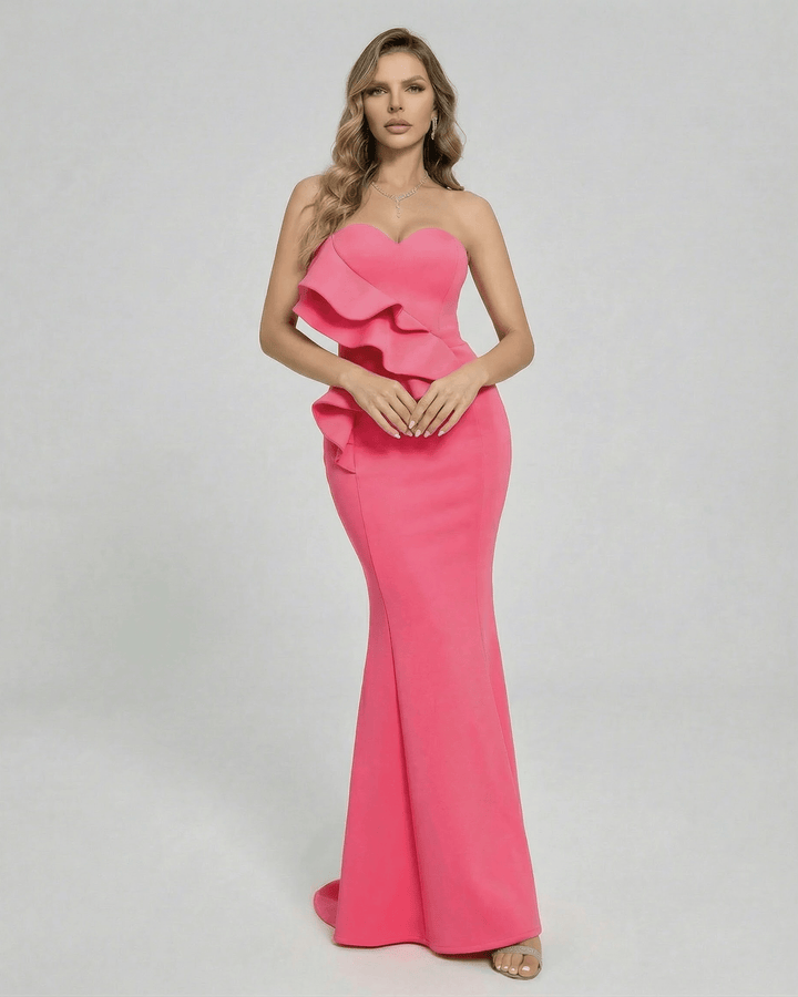 Vestido largo sin tirantes azul claro, con volantes elegantes. Moda femenina para ocasiones especiales.