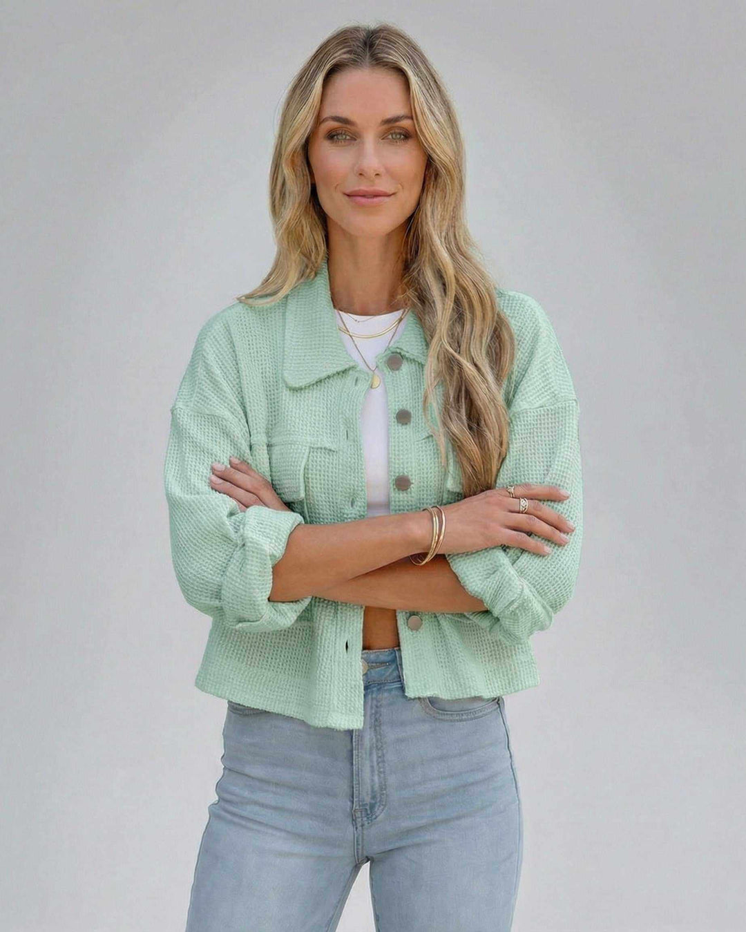 Mujer luciendo chaqueta Elara verde menta, corte oversized y recortado. Estilo moderno y ligero para cualquier ocasión.