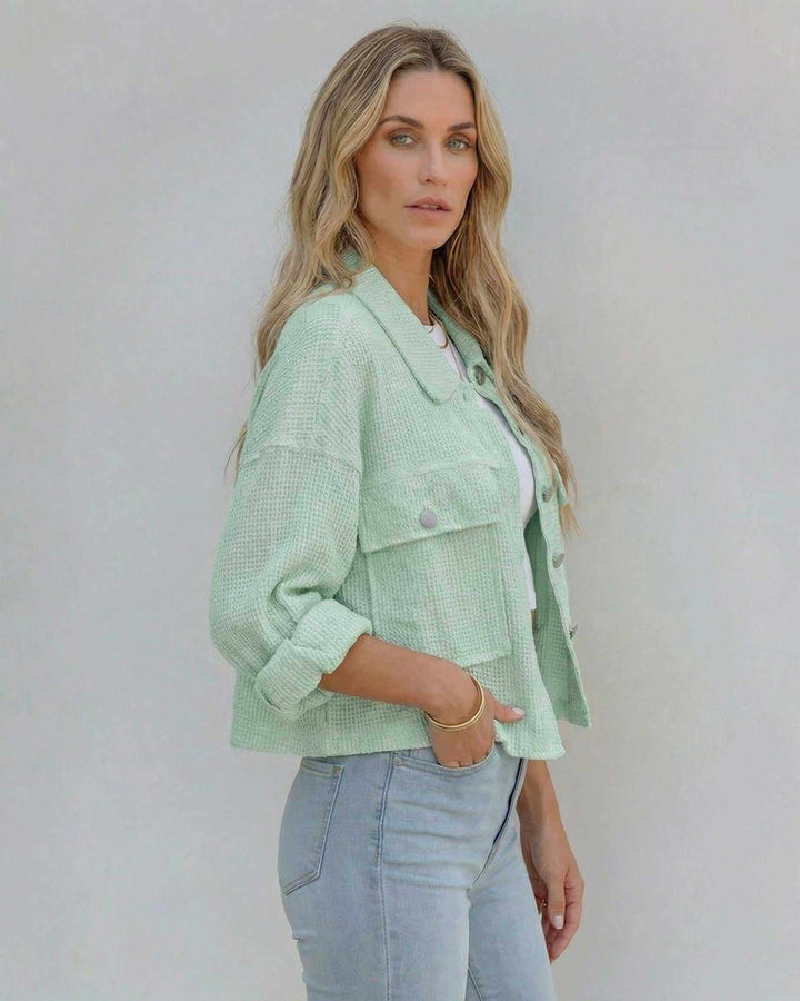 Chaqueta casual verde menta, estilo oversized y recortado. Moda versátil para mujer, perfecta para el día a día.