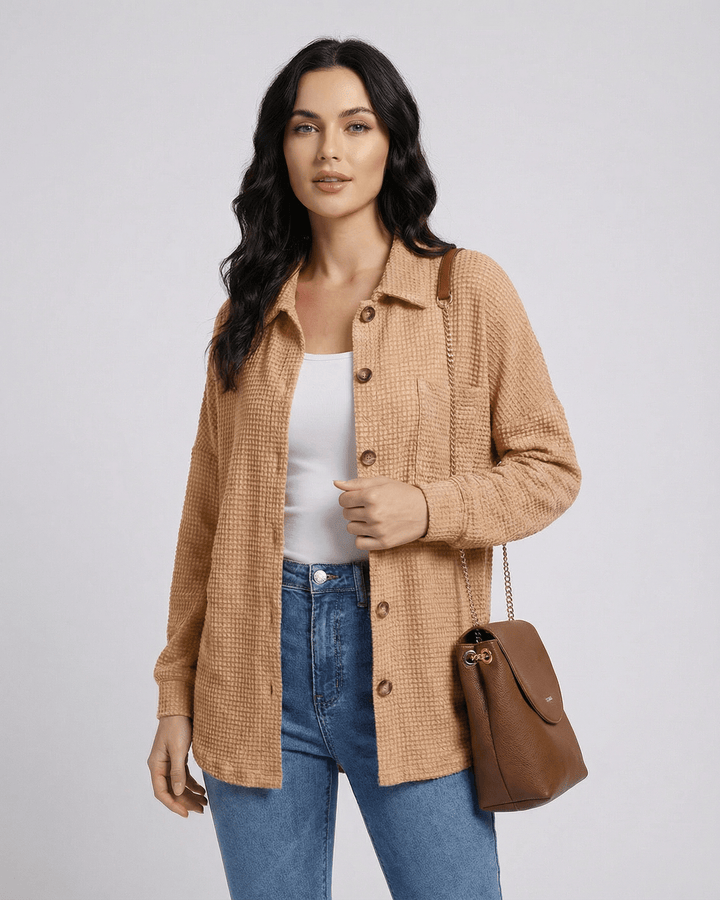 Chaqueta beige larga para mujer. Estilo elegante y casual, ideal para moda de otoño y superposiciones versátiles.