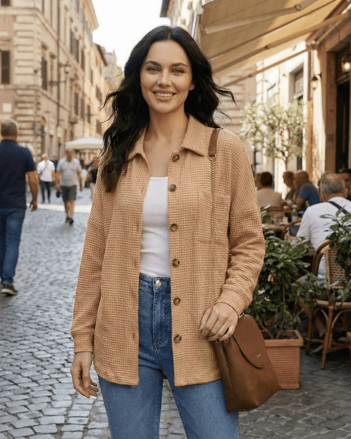 Moda femenina: Chaqueta larga casual beige para mujer. Estilo elegante, cómoda y perfecta para un look de otoño.