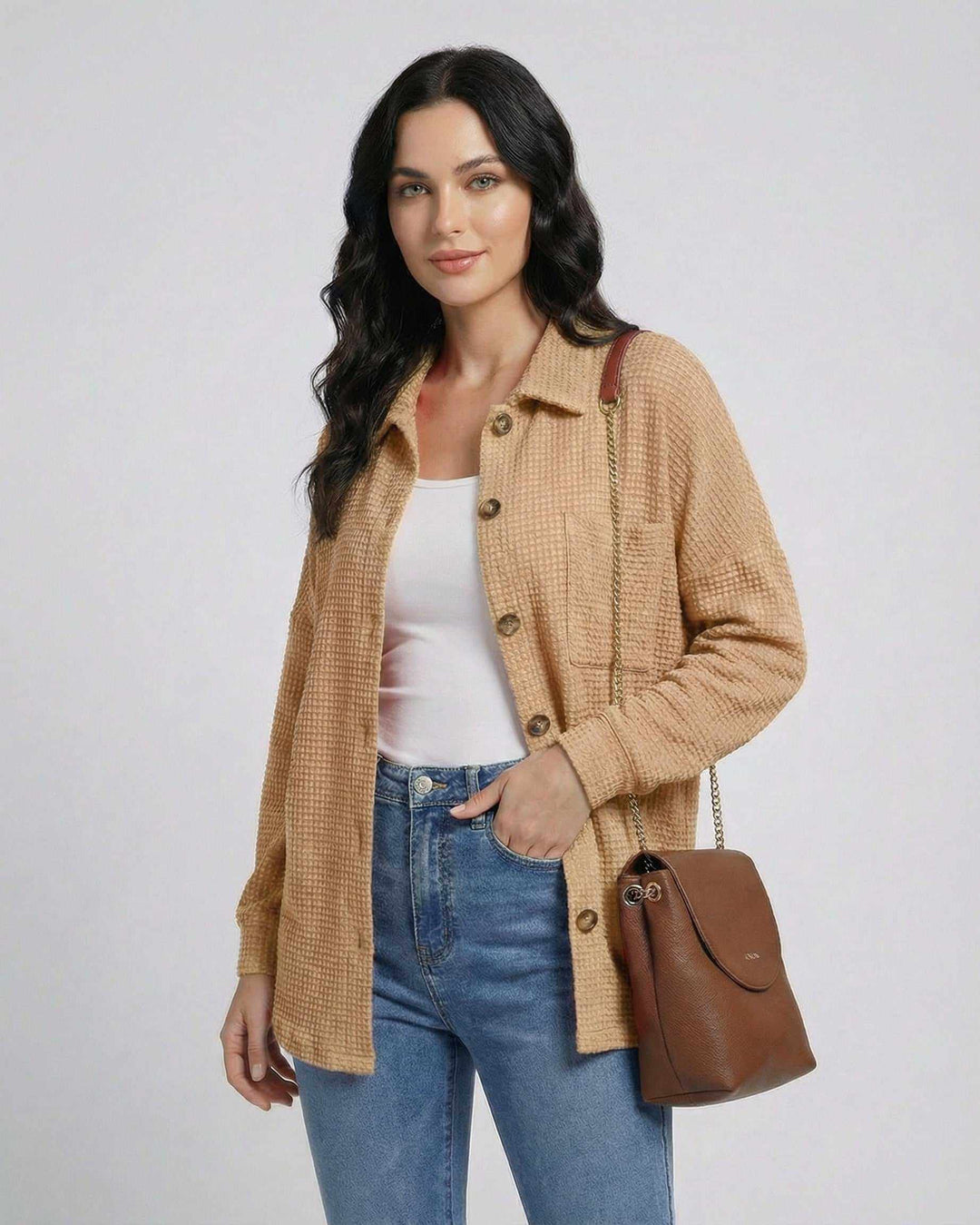 Prenda de otoño: Chaqueta larga beige de mujer, estilo casual elegante. Moda femenina cómoda para un look diario.