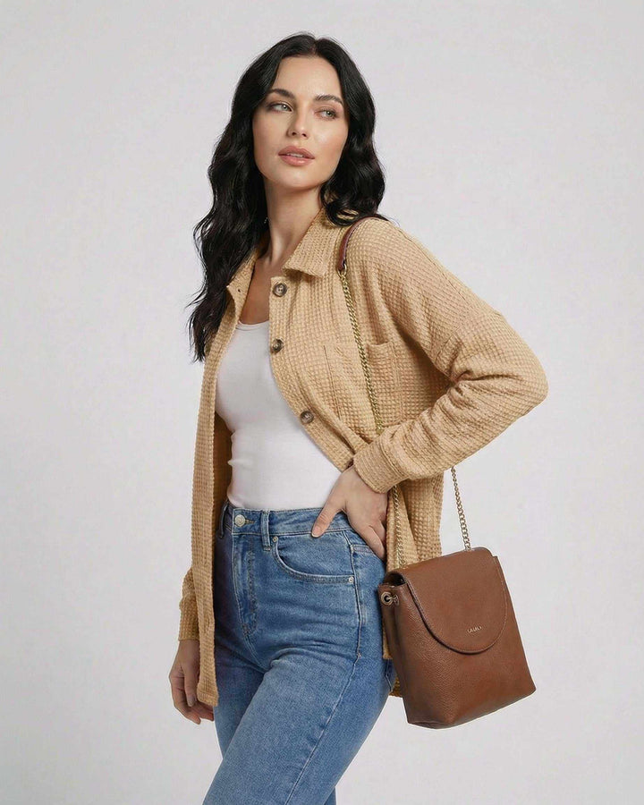 Chaqueta larga mujer beige. Moda femenina versátil, estilo elegante y casual. Ideal para superposiciones de otoño.