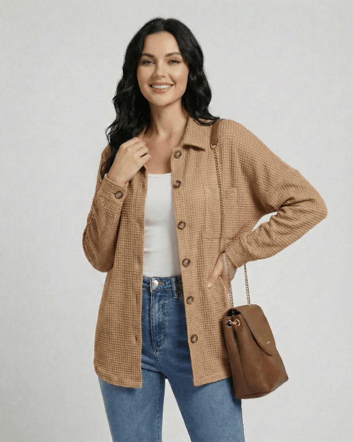 Chaqueta larga casual beige para mujer, estilo elegante. Perfecta para moda femenina de otoño y un look diario cómodo.