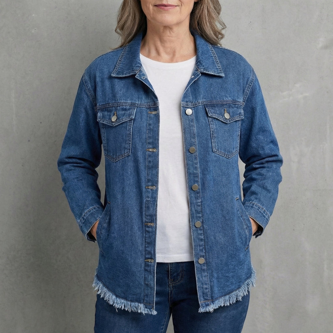 Chaqueta denim oversize para mujer con bajo deshilachado. Prenda casual y de moda, muy versátil.