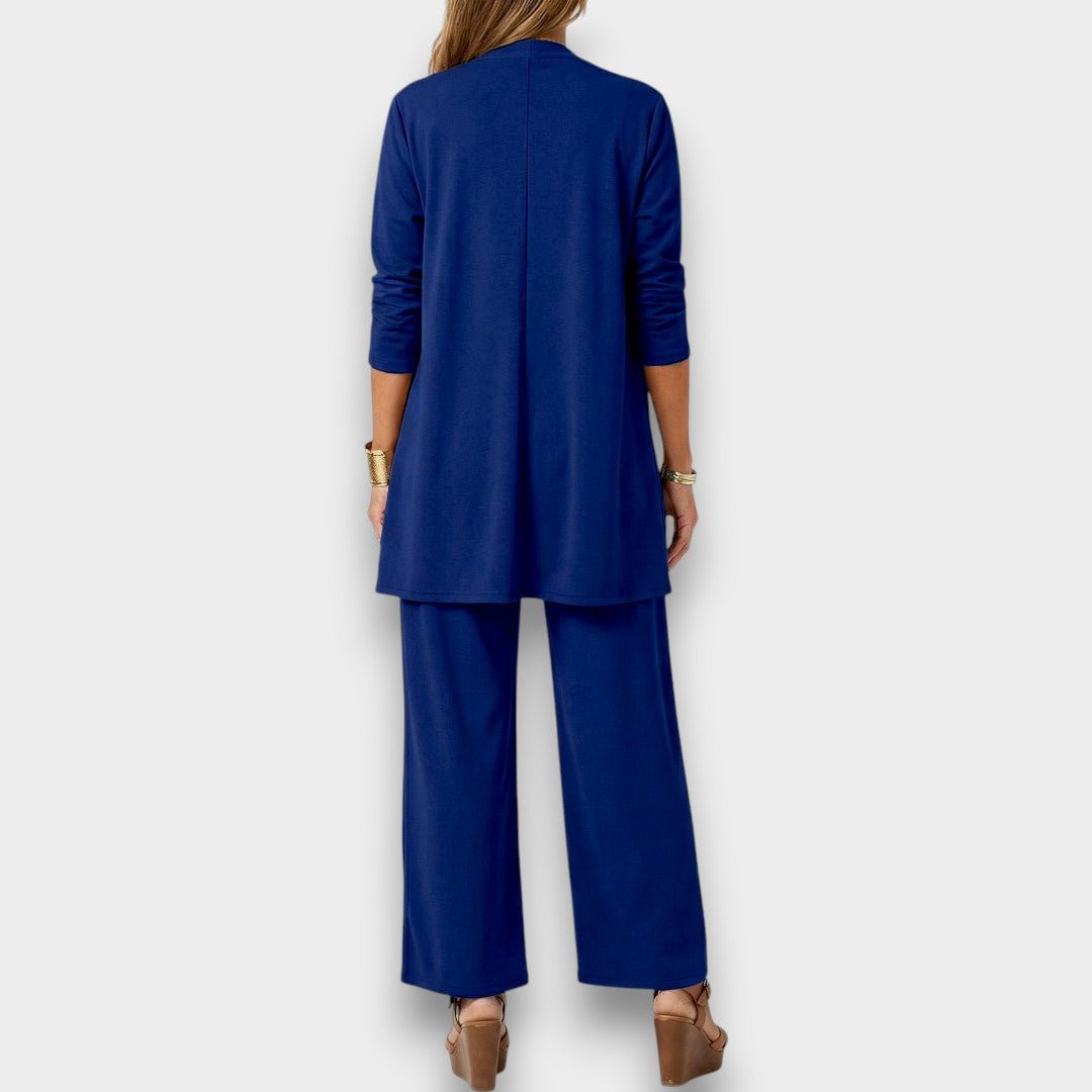 Elegante conjunto púrpura de 3 piezas para mujer, con pantalón ancho, chaleco y blusa. Diseño versátil.