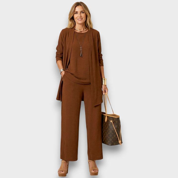 Conjunto marrón de 3 piezas para mujer con pantalón ancho, chaleco y blusa, ideal para looks casuales y chic.