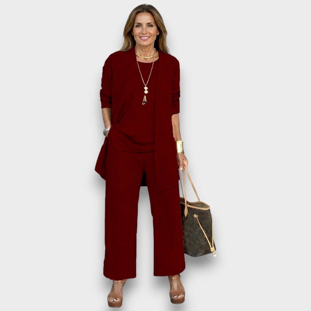 Mujer modelando conjunto elegante marrón de 3 piezas con pantalón ancho, chaleco y blusa para un estilo chic.