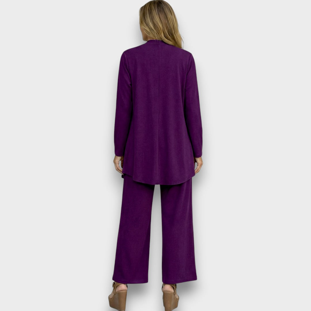 Textura del tejido del conjunto minimalista de 3 piezas para mujer en color púrpura, mostrando su calidad.