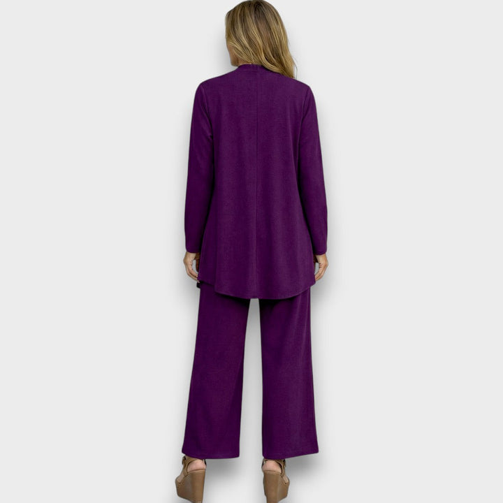 Textura del tejido del conjunto minimalista de 3 piezas para mujer en color púrpura, mostrando su calidad.