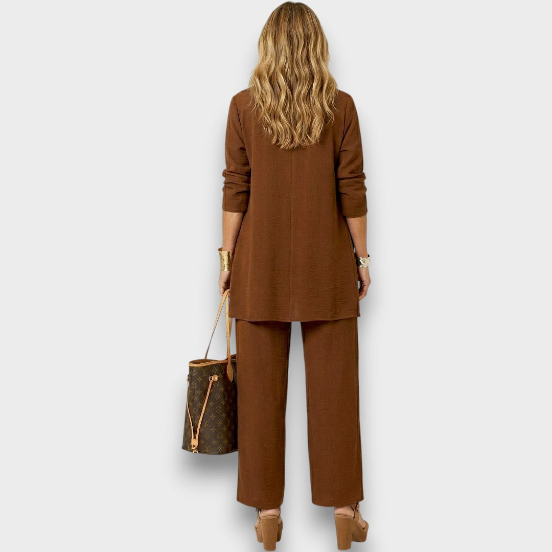 Pantalón ancho y chaleco del conjunto de 3 piezas para mujer en gris, mostrando detalle de diseño minimalista.