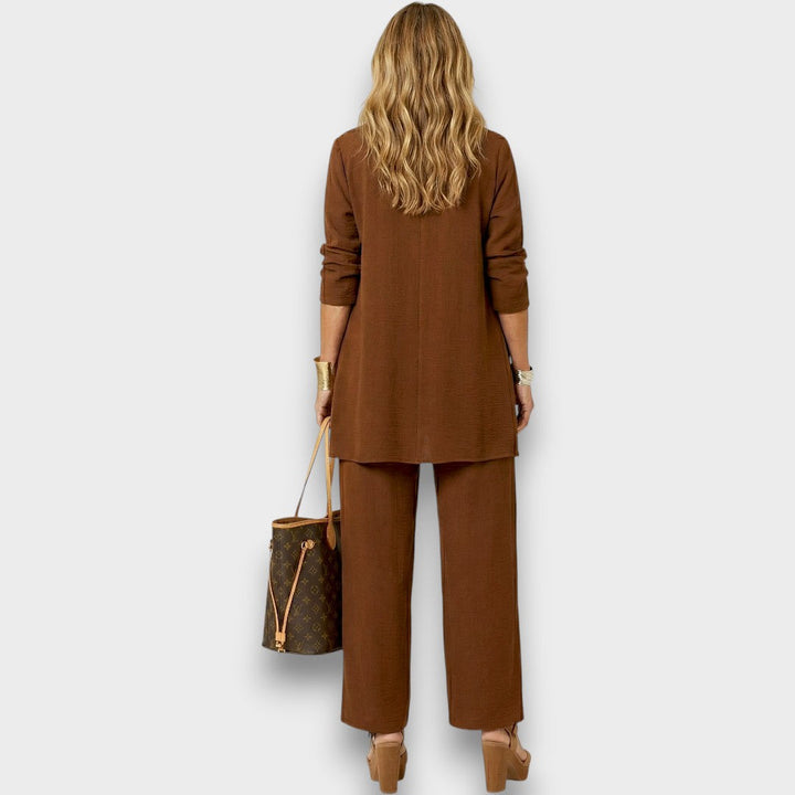 Pantalón ancho y chaleco del conjunto de 3 piezas para mujer en gris, mostrando detalle de diseño minimalista.